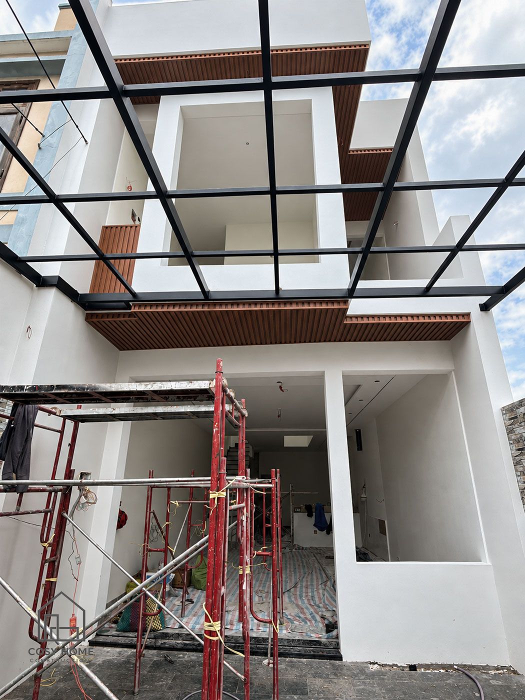 Thi công hoàn thiện sơn nước mặt tiền và giàn khung sắt mái che sân trước nhà phố 2 tầng