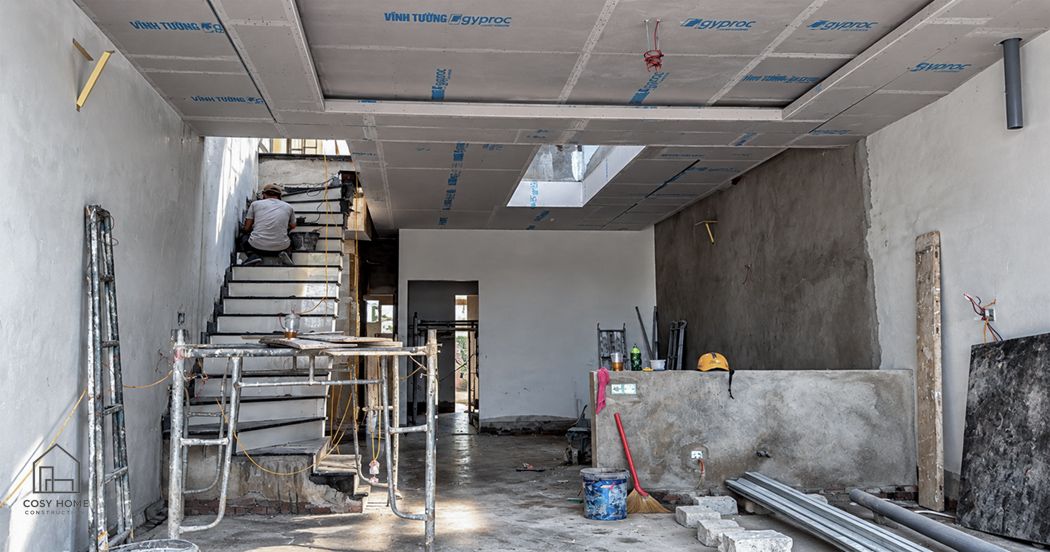 Thi công hoàn thiện trần thạch cao Vĩnh Tường Gyproc và ốp đá cầu thang nhà phố 2 tầng