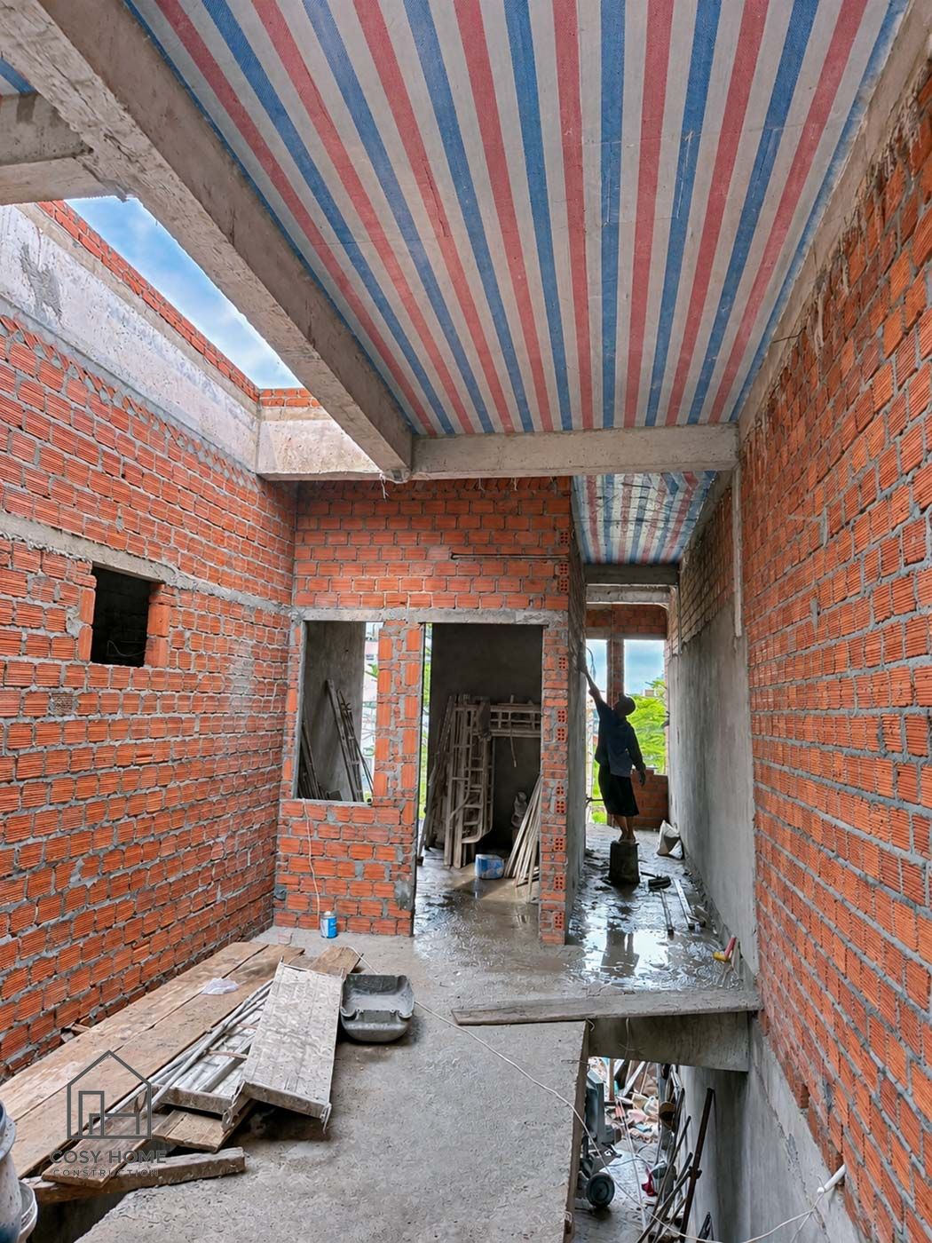 Thi công xây tường gạch bao che và ô giếng trời tầng 2 nhà phố hiện đại tại Đà Nẵng