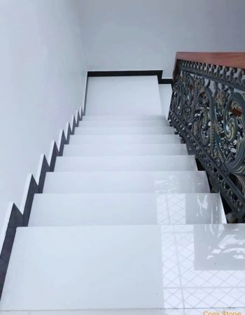 Ốp cầu thang đá trắng sứ nhân tạo
