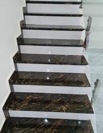 ốp cầu thang đá vàng rừng
